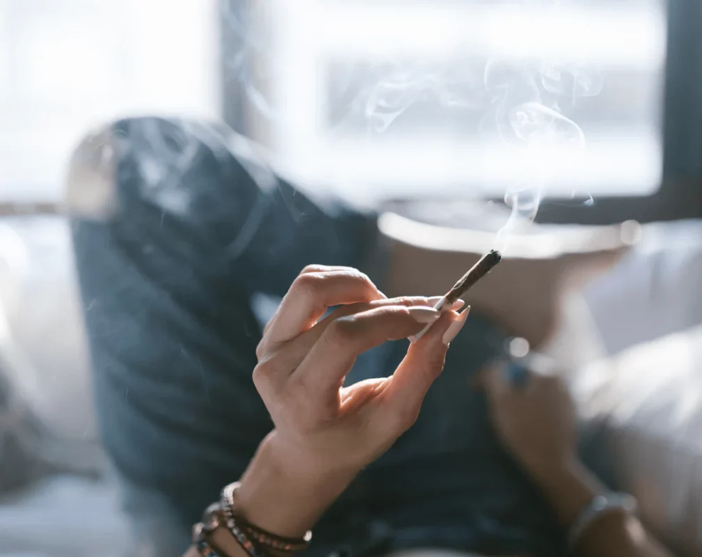 mastertokes pre rolls holding J